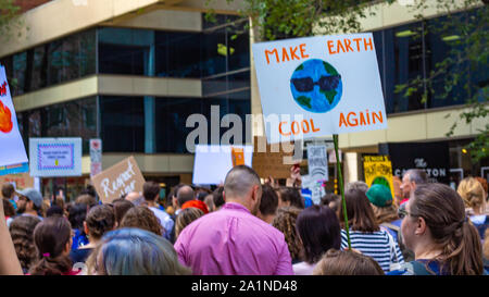 OTTAWA, ONTARIO, CANADA - LE 27 SEPTEMBRE 2019 : Des milliers de personnes se rassemblent et marche vers la colline du Parlement dans le cadre d'une grève du climat mondial. Banque D'Images