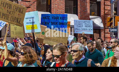 Les gens participent à la grève, avec l'événement climatique un manifestant portant un signe criant homme politique canadien Andrew Scheer avant une élection. Banque D'Images