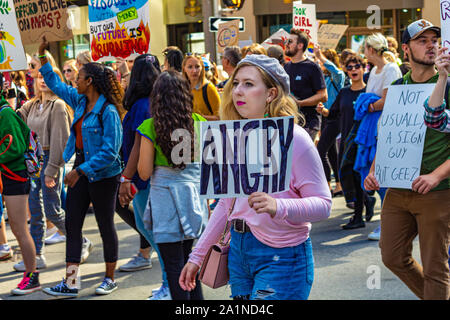 Une femme est titulaire d'un signe à lire 'EN COLÈRE' marche vers la colline du Parlement à Ottawa lors d'un événement climatique grève en septembre 2019. Banque D'Images