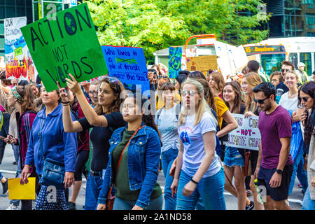 OTTAWA, ONTARIO, CANADA - LE 27 SEPTEMBRE 2019 : Des milliers de personnes se rassemblent et marche vers la colline du Parlement dans le cadre d'une grève du climat mondial. Banque D'Images