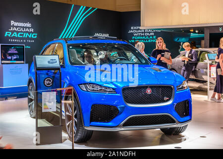 Francfort, Allemagne - Sept 2019 : blue JAGUAR F-PACE SUV, IAA International Motor Show Salon International de l'auto. Banque D'Images