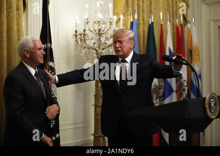 Washington, District de Columbia, Etats-Unis. 27 Sep, 2019. Le Président des Etats-Unis, Donald J. Trump et le Vice-président américain Mike Pence assister à l'Hispanic Heritage Month Réception à la Maison Blanche à Washington le 27 septembre 2019. Crédit : Yuri Gripas/Piscine via CNP Crédit : Yuri Gripas/CNP/ZUMA/Alamy Fil Live News Banque D'Images