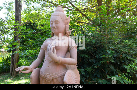 Statue de pierre d'Apsara, danseuse khmère dans les rues de Siem Reap, Angkor Wat, au Cambodge Banque D'Images