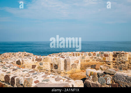 Mer noire et monastère médiéval en ruines St. Apôtres Sozopol, Bulgarie Banque D'Images