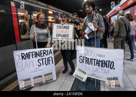 Milano, Italie. 27 Sep, 2019. Les étudiants de l'université avec des pancartes dans le métro pendant la manifestation.Les élèves des écoles et des universités de Milan a participé à la grève de vendredi pour l'avenir. Le mouvement, lancé avec la protestation d'un jeune de 16 ans militante suédoise Greta Thunberg, répartis également en Italie, où le ministère de l'éducation a recommandé un jour de congé pour les élèves. Credit : SOPA/Alamy Images Limited Live News Banque D'Images