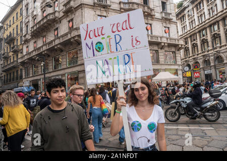 Milano, Italie. 27 Sep, 2019. Girl holding a placard pendant la manifestation.Les élèves des écoles et des universités de Milan a participé à la grève de vendredi pour l'avenir. Le mouvement, lancé avec la protestation d'un jeune de 16 ans militante suédoise Greta Thunberg, répartis également en Italie, où le ministère de l'éducation a recommandé un jour de congé pour les élèves. Credit : SOPA/Alamy Images Limited Live News Banque D'Images