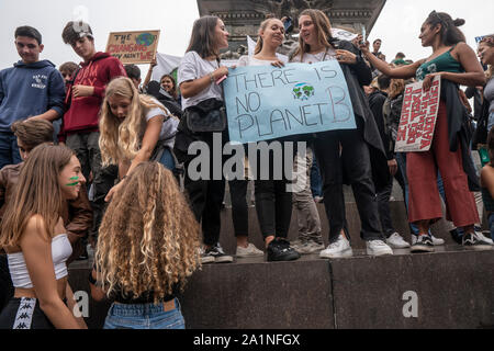 Milano, Italie. 27 Sep, 2019. Les étudiants titulaires d'un placard pendant la manifestation.Les élèves des écoles et des universités de Milan a participé à la grève de vendredi pour l'avenir. Le mouvement, lancé avec la protestation d'un jeune de 16 ans militante suédoise Greta Thunberg, répartis également en Italie, où le ministère de l'éducation a recommandé un jour de congé pour les élèves. Credit : SOPA/Alamy Images Limited Live News Banque D'Images