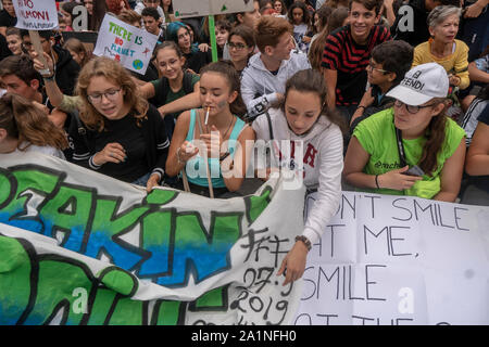 Milano, Italie. 27 Sep, 2019. Une fille l'éclairage d'une fumée pendant la manifestation.Les élèves des écoles et des universités de Milan a participé à la grève de vendredi pour l'avenir. Le mouvement, lancé avec la protestation d'un jeune de 16 ans militante suédoise Greta Thunberg, répartis également en Italie, où le ministère de l'éducation a recommandé un jour de congé pour les élèves. Credit : SOPA/Alamy Images Limited Live News Banque D'Images