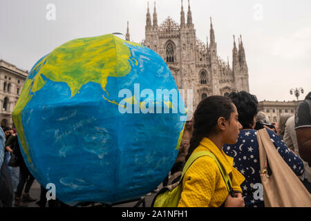 Milano, Italie. 27 Sep, 2019. Une réplique de la planète terre pendant la manifestation.Les élèves des écoles et des universités de Milan a participé à la grève de vendredi pour l'avenir. Le mouvement, lancé avec la protestation d'un jeune de 16 ans militante suédoise Greta Thunberg, répartis également en Italie, où le ministère de l'éducation a recommandé un jour de congé pour les élèves. Credit : SOPA/Alamy Images Limited Live News Banque D'Images