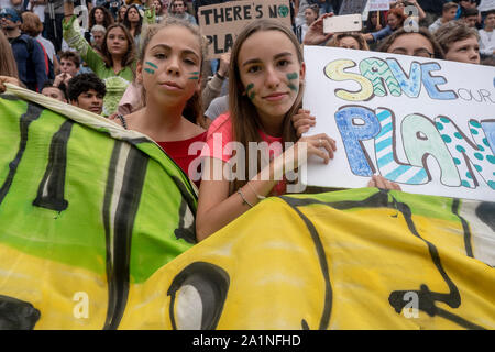 Milano, Italie. 27 Sep, 2019. Les filles avec des peintures face pendant la manifestation.Les élèves des écoles et des universités de Milan a participé à la grève de vendredi pour l'avenir. Le mouvement, lancé avec la protestation d'un jeune de 16 ans militante suédoise Greta Thunberg, répartis également en Italie, où le ministère de l'éducation a recommandé un jour de congé pour les élèves. Credit : SOPA/Alamy Images Limited Live News Banque D'Images