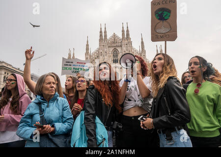 Milano, Italie. 27 Sep, 2019. Pour applaudir les élèves pendant la manifestation.Les élèves des écoles et des universités de Milan a participé à la grève de vendredi pour l'avenir. Le mouvement, lancé avec la protestation d'un jeune de 16 ans militante suédoise Greta Thunberg, répartis également en Italie, où le ministère de l'éducation a recommandé un jour de congé pour les élèves. Credit : SOPA/Alamy Images Limited Live News Banque D'Images