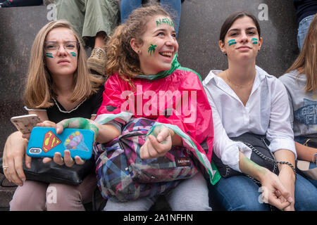 Milano, Italie. 27 Sep, 2019. Trois filles avec des peintures à faire face pendant la manifestation.Les élèves des écoles et des universités de Milan a participé à la grève de vendredi pour l'avenir. Le mouvement, lancé avec la protestation d'un jeune de 16 ans militante suédoise Greta Thunberg, répartis également en Italie, où le ministère de l'éducation a recommandé un jour de congé pour les élèves. Credit : SOPA/Alamy Images Limited Live News Banque D'Images