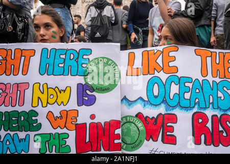 Milano, Italie. 27 Sep, 2019. Les étudiants titulaires d'affiches pendant la manifestation.Les élèves des écoles et des universités de Milan a participé à la grève de vendredi pour l'avenir. Le mouvement, lancé avec la protestation d'un jeune de 16 ans militante suédoise Greta Thunberg, répartis également en Italie, où le ministère de l'éducation a recommandé un jour de congé pour les élèves. Credit : SOPA/Alamy Images Limited Live News Banque D'Images