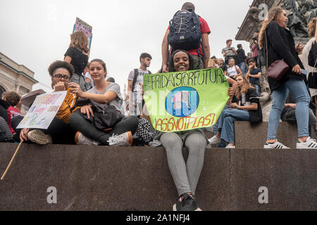 Milano, Italie. 27 Sep, 2019. A girl holding a placard pendant la manifestation.Les élèves des écoles et des universités de Milan a participé à la grève de vendredi pour l'avenir. Le mouvement, lancé avec la protestation d'un jeune de 16 ans militante suédoise Greta Thunberg, répartis également en Italie, où le ministère de l'éducation a recommandé un jour de congé pour les élèves. Credit : SOPA/Alamy Images Limited Live News Banque D'Images