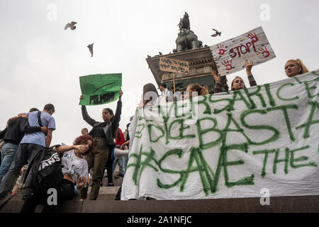 Milano, Italie. 27 Sep, 2019. Les étudiants titulaires des pancartes et des banderoles pendant la manifestation.Les élèves des écoles et des universités de Milan a participé à la grève de vendredi pour l'avenir. Le mouvement, lancé avec la protestation d'un jeune de 16 ans militante suédoise Greta Thunberg, répartis également en Italie, où le ministère de l'éducation a recommandé un jour de congé pour les élèves. Credit : SOPA/Alamy Images Limited Live News Banque D'Images