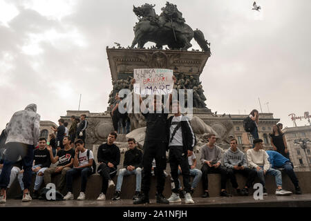 Milano, Italie. 27 Sep, 2019. Élève montre son placard pendant la manifestation.Les élèves des écoles et des universités de Milan a participé à la grève de vendredi pour l'avenir. Le mouvement, lancé avec la protestation d'un jeune de 16 ans militante suédoise Greta Thunberg, répartis également en Italie, où le ministère de l'éducation a recommandé un jour de congé pour les élèves. Credit : SOPA/Alamy Images Limited Live News Banque D'Images