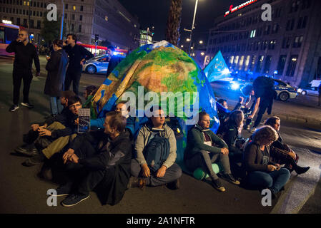 Militant de l'extinction de l'organisation de la rébellion qui se sont enchaînés à une tente en forme de la terre la plus grande intersection de bloc à Varsovie pendant la manifestation.manifestants a frappé les rues à travers le monde pour une autre série de grèves du climat mondial à Varsovie et des milliers de citoyens ont participé à une marche pour le climat organisée par la grève de masse - un organisme indépendant, les mouvement civique, qui a été fondée pour aider à prévenir les changements climatiques alors qu'un groupe de militants de l'organisation après la rébellion Extinction Mars climatique bloqué la plus grande intersection de Varsovie. Certains militants mis en place Banque D'Images