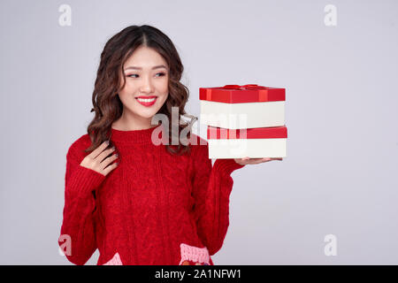 Belle asiatique woman portrait tenir en cadeau de Noël Banque D'Images