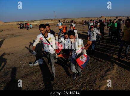 Gaza, la Palestine. 27 Sep, 2019. Les médecins palestiniens transporter une personne blessée lors d'une manifestation appelant à la levée du siège étouffant sur la bande de Gaza pendant des années à la frontière entre Israël et la bande de Gaza dans le sud de la bande de Gaza. Credit : SOPA/Alamy Images Limited Live News Banque D'Images