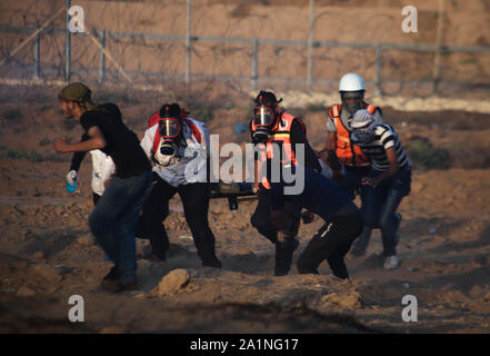 Gaza, la Palestine. 27 Sep, 2019. Les médecins palestiniens transporter une personne blessée lors d'une manifestation appelant à la levée du siège étouffant sur la bande de Gaza pendant des années à la frontière entre Israël et la bande de Gaza dans le sud de la bande de Gaza. Credit : SOPA/Alamy Images Limited Live News Banque D'Images