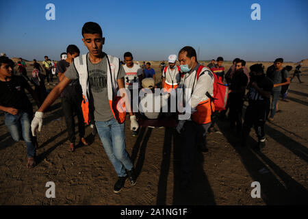 Gaza, la Palestine. 27 Sep, 2019. Les médecins palestiniens transporter une personne blessée lors d'une manifestation appelant à la levée du siège étouffant sur la bande de Gaza pendant des années à la frontière entre Israël et la bande de Gaza dans le sud de la bande de Gaza. Credit : SOPA/Alamy Images Limited Live News Banque D'Images