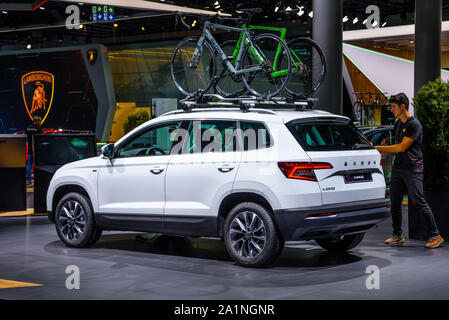 Francfort, Allemagne - Sept 2019 : blanc SKODA KAROQ SUV, IAA International Motor Show Salon International de l'auto. Banque D'Images