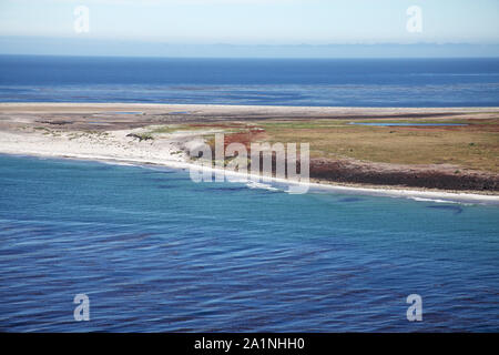 Vue aérienne de l'île de Sea Lion pendant le vol sur l'aéroport de Mount Pleasant East Falkland à l'île de Sea Lion sur aéronefs FIGAS Iles Falkland Banque D'Images