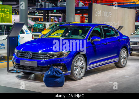 Francfort, Allemagne - Sept 2019 : argent gris VOLKSWAGEN VW Passat B8 TYP 3G berline, IAA International Motor Show Salon International de l'auto. Banque D'Images