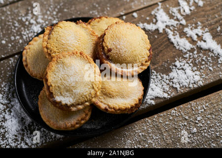 Pâte brisée de plaque mince pies sur une table en bois rustique avec de la neige Banque D'Images