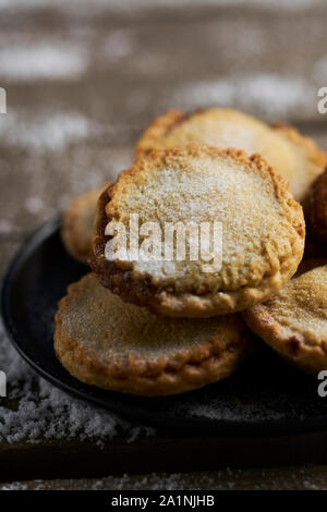 Pâte brisée de plaque mince pies sur une table en bois rustique avec de la neige Banque D'Images