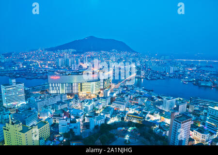 La ville de Busan et le pont Gwangan en Corée du Sud . Banque D'Images