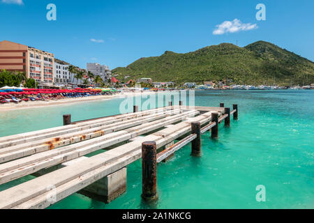 Jetée en bois à Grand Bay Beach à Philipsburg, Sint Maarten, Antilles.
