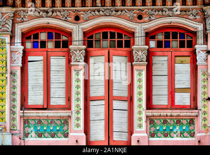 Vue avant du patrimoine coloré Singapour shop chambre rouge et blanc avec des volets en bois et tuiles décoratives dans le quartier historique de Little India, à Singapour Banque D'Images