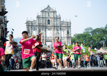 Beijing, Chine. 27 Sep, 2019. Les participants prennent part à la traditionnelle course bac organisé par l'Office de Tourisme du Gouvernement de Macao (MGTO) pour célébrer la Journée mondiale du tourisme dans le sud de la Chine, Macao, le 27 septembre 2019. Credit : Cheong Kam Ka/Xinhua/Alamy Live News Banque D'Images