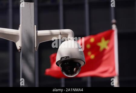 Hong Kong, Chine. 28 Sep, 2019. Drapeau national chinois CCTV appareil à ondes derrière Hong Kong, siège central de l'amirauté. Tous les ministères sont mis en alerte maximale, tous les accès aux installations gouvernementales bloqués comme Hong Kong prévoit série de protestations à grande échelle à partir d'aujourd'hui, jusqu'au 1er octobre.Sept-28, 2019 Hong Kong.ZUMA/Liau Chung-ren Crédit : Liau Chung-ren/ZUMA/Alamy Fil Live News Banque D'Images