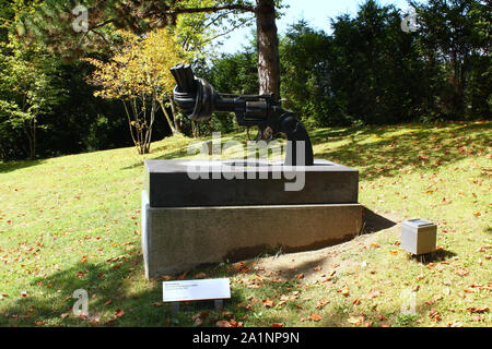 Lausanne, Suisse - le 29 juillet 2019 : bronze sculpture 'Non-violence' par Carl Fredrik Reutersward (Suède), au Musée Olympique Banque D'Images