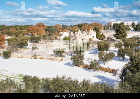 Trulli avec de la neige dans la campagne des Pouilles (Italie) Banque D'Images