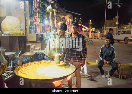 Jaisalmer, Inde - 16 Février 2019 : vendeur indien chaud préparer du lait sucré d'amandiers sur rue dans Jaisalmer. Rajasthan Banque D'Images
