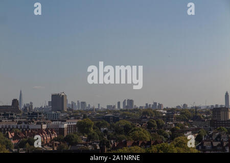 Une vue à longue distance de l'horizon de l'immeubles de grande hauteur de Londres, à partir de 75015. Banque D'Images