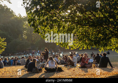 Prenez le dernier soleil de l'été soleil en septembre à St James Park Banque D'Images