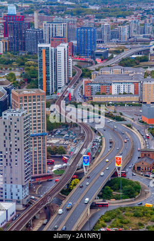 Regardant vers le bas sur l'Ouest India Dock Road (A1261) dans l'Est de Londres et des immeubles de grande hauteur Banque D'Images