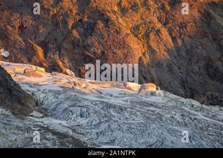 Krimmler Kees glacier. Séracs et crevasses. Coucher de soleil. Krimmler Achen valley. Parc national de Hohe Tauern. Alpes autrichiennes. Aspects glaciologiques. Banque D'Images