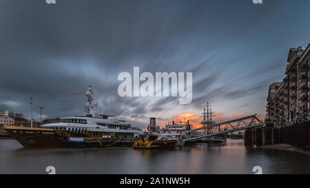 Golden superyacht amarré sur la Tamise à Londres au coucher du soleil. Banque D'Images