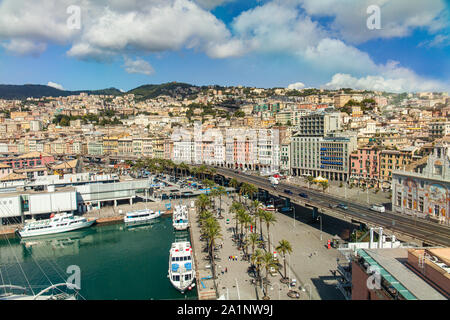 Vue panoramique de Gênes en Italie. Repères visibles : Porto Antico, Falcone e Borsellino Calata, Aquarium de Gênes, le Palazzo San Giorgio Banque D'Images