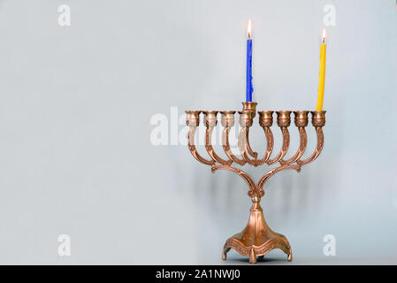 Premier jour de Hanoukka avec brûler bougies colorées Hanukkah Menorah Chandelier en traditionnel .Chanukkah-juive. Chaque nuit, une autre bougie est ajoutée. L'espace de copie pour le texte. Banque D'Images