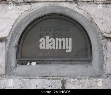 Le Mont Grappa, VI, Italie - 8 décembre 2015 : Tombstone d'un soldat autrichien appelé Peter Pan dans le mémorial de la Première Guerre mondiale Banque D'Images