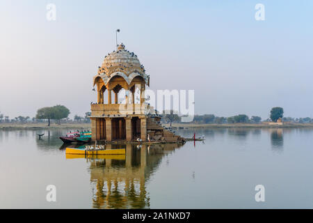 Gadisar Lake dans le matin au lever du soleil. Réservoir d'eau par l'homme avec des temples dans Jaisalmer. Le Rajasthan. L'Inde Banque D'Images
