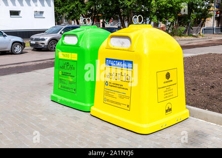 Moscou, Russie - le 10 juillet 2019 : séparation bin selon type de déchets. Des poubelles distinctes on city street Banque D'Images