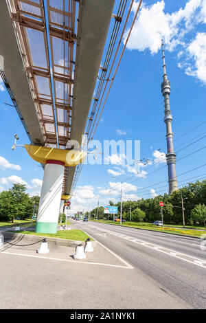 Moscou, Russie - le 8 juillet 2019 : monorail de Moscou road avec une vue sur la Tour d'Ostankino sur l'arrière-plan Banque D'Images