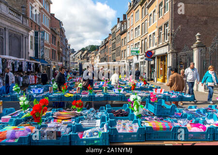 Marché dans la Rue de Fer, vieille ville de Namur, Wallonie, Belgique, Banque D'Images